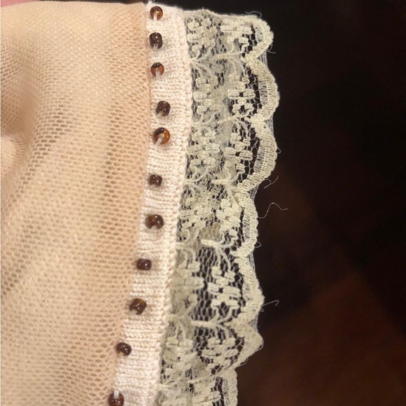 Beautiful top with lace and bead finish. - Picture 4 of 4